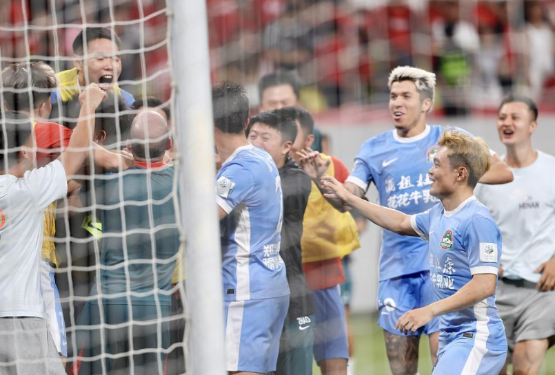 最终夺下足, 主教练丹尼, rdMx