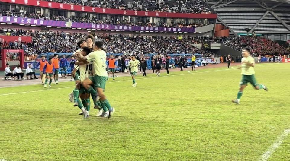 而乐山队也, 足球联赛男